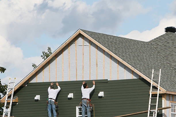 Professional Siding technician working in Yankeetown, FL